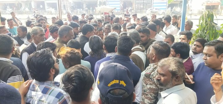 BIG BREAKING: मल्हारगढ़ क्षेत्र में NCB की दबिश, अवैध मादक पदार्थ सहित तीन गिरफ्तार, आक्रोशित ग्रामीणों ने किया थाने का घेराव, जमकर प्रदर्शन, ASP सहित तीन थानों का पुलिस बल मौके पर, क्या है पूरा मामला...! पढ़े ये खबर
