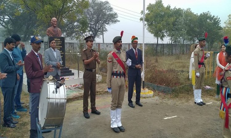 NEWS: नागदा के शासकीय महाविद्यालय में गणतंत्र दिवस की धूम, रौशनी से जगमगाया परिसर, एनसीसी कैडेट्स ने दी प्रस्तुति, प्राचार्य डॉ. रेड्डी बोले...! पढ़े खबर