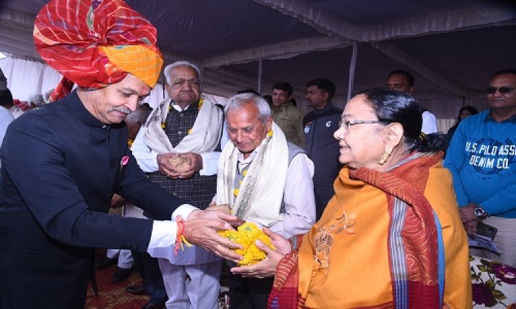 NEWS: केबिनेट मंत्री सकलेचा ने किया श्रीमती खण्डेलवाल का सम्मान, आशीर्वाद भी किया प्राप्त, पढ़े खबर