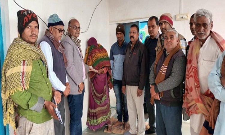 BIG NEWS: साथी कर्मचारी का दुखद निधन, तो इस संस्था के सदस्यों की अनूठी पहल, मृतक के परिजनों से मुलाकात, बतौर चैक सौंपी इतनी राशि, हौसला भी बढ़ाया, पढ़े रामपुरा से रुपेश सारू की खबर