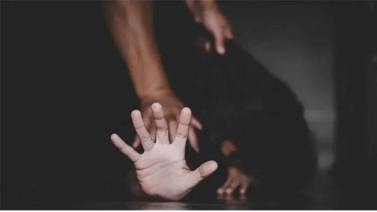OMG ! अलग-अलग समय पर गांव में निकले तीन दरिंदे, एक ही रात में दो युवतियों व विवाहिता से दुष्कर्म, परिजन पहुंचे थाने, तो पुलिस ने दर्ज की FIR...! फिर की ये बड़ी कार्यवाही, घटना इस जिले की, पढ़े खबर