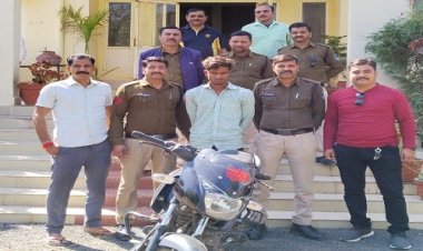 BIG NEWS : नीमच पार्सिंग बाइक चोरी, और FIR जीरन थाने में...! महज सात दिनों में पुलिस की बड़ी कार्यवाही, वाहन तो जप्त, आरोपी ईश्वरलाल भी चढ़ा हत्थे, ऐसे दिया था वारदात को अंजाम, पढ़े ये खबर