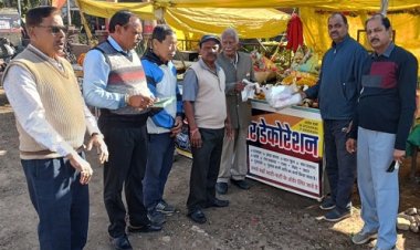 NEWS: नगर पालिका अमला पहुंचा नीमच की फ्रूट मंडी, विक्रेताओं सहित इन्हें दी पाॅलिथिन ना रखने की समझाइश, पढ़े खबर