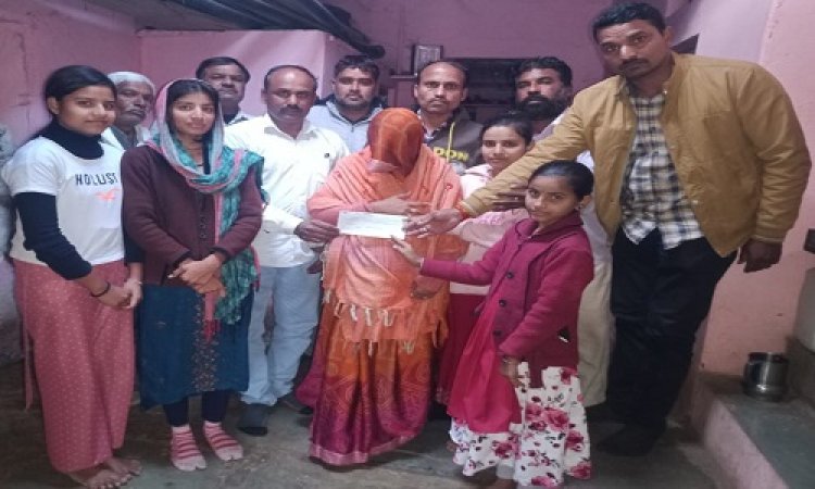 BIG NEWS: सुरेश सैन की दुर्घटना में मौत, परिवार पर टुटा दुखों का पहाड़, आमजन ने बढ़ाया मदद का हाथ, पाई-पाई कर ऐसे जोड़ी राशि, फिर चैक के माध्यम से परिजनों को सौंपी, सोशल मीडिया का भी सहयोग, मामला- नीमच जिले का, पढ़े खबर