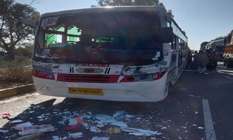 BIG BREAKING: ऑपरेशन ने बाद बुजुर्गों को छोड़ने निकली एम्बुलेंस, महू-नीमच हाईवे आते ही हुआ हादसा, ट्रॉले से टकराया वाहन, कई लोग घायल, कैसे हुई घटना...! पढ़े ये खबर