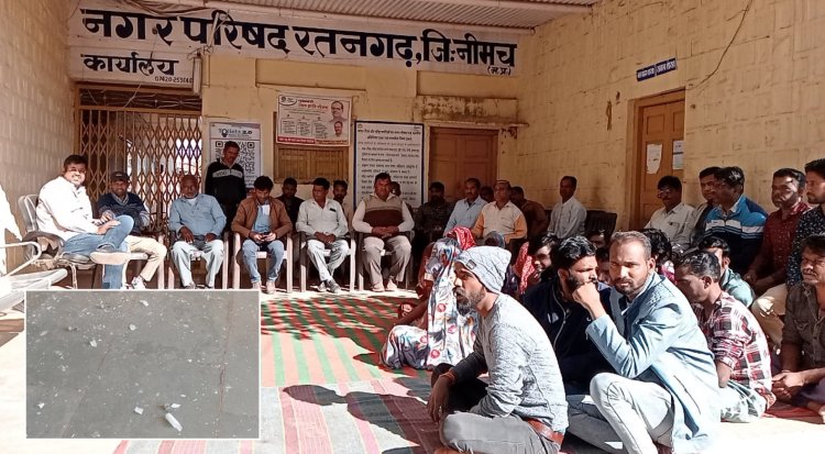 BIG NEWS: हाथ में ट्यूब लाइट, और सिर पर गुस्सा सवार, नगर परिषद कार्यालय में घुसा युवक, कईयों पर हमला, अधिकारी-कर्मचारी पहुंचे थाने, फिर यहां जड़ा ताला...! मामला-रतनगढ़ का, पढ़े खबर