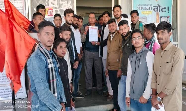 BIG NEWS: अखिल भारतीय विद्यार्थी परिषद ने जिला कलेक्टोरेट में की नारेबाजी, नीमच के इस स्कूल में अवैध मादक पदार्थ मिलने का विरोध...! स्कूली शिक्षा मंत्री के नाम ज्ञापन, की कार्यवाही की मांग, पढ़े ये खबर