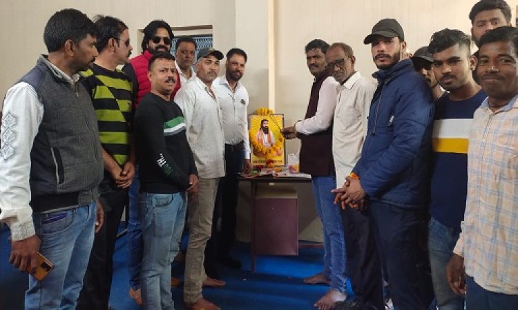 NEWS: ग्राम पंचायत धनेरियाकलां में मनाई संत रविदास महाराज की जयंती, पंचायत भवन में चित्र पर किया माल्यार्पण, बताया योगदान, पढ़े खबर