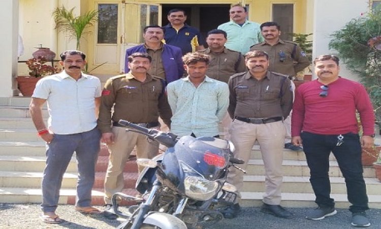 BIG NEWS : नीमच पार्सिंग बाइक चोरी, और FIR जीरन थाने में...! महज सात दिनों में पुलिस की बड़ी कार्यवाही, वाहन तो जप्त, आरोपी ईश्वरलाल भी चढ़ा हत्थे, ऐसे दिया था वारदात को अंजाम, पढ़े ये खबर