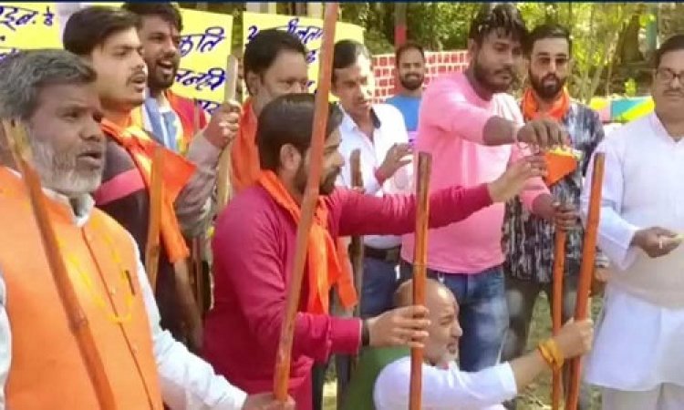 BIG NEWS: वैलेंटाइन-डे से पहले शिवसेना की तैयारी, तेल पिलाकर किया लट्ठ पूजन, अब 'जहां मिलेंगे बिट्टू-सोना, तोड़ देंगे कोना-कोना'...! दी ये चेतावनी, पढ़े ये खबर
