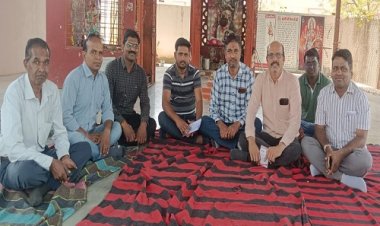 NEWS: चार सूत्रीय मांगे, और नारेबाजी करते हुए जिला कलेक्टोरेट कार्यालय पहुंचे पटवारी, प्रमुख सचिव के नाम सौंपा ज्ञापन, पढ़े खबर