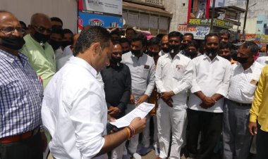 BIG NEWS : पिपलियामंडी में कांग्रेस का गजब प्रदर्शन,मुँह पर ताले ओर गिरफ़्तारी भी,प्रशासन भी भरी रहा मुस्तैद,आखिर क्या था मामला? पढ़े नरेंद्र राठौर की इस खास खबर में