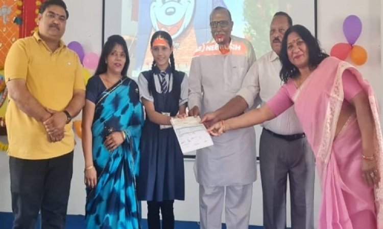 NEWS: नव्या खण्डेलवाल फिर बनी परीक्षा में टॉपर, स्कूल प्रबंधन ने मार्कसीट व पुरस्कार स्वरूप चेक किया प्रदान, पढ़े खबर