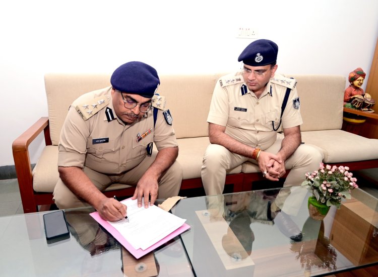 BIG BREAKING: DIG मनोज कुमार सिंह पहुंचे रतलाम, पदभार किया ग्रहण, नीमच-मंदसौर जिले में इस पद पर दी थी अपनी सेवाएं, पढ़े खबर