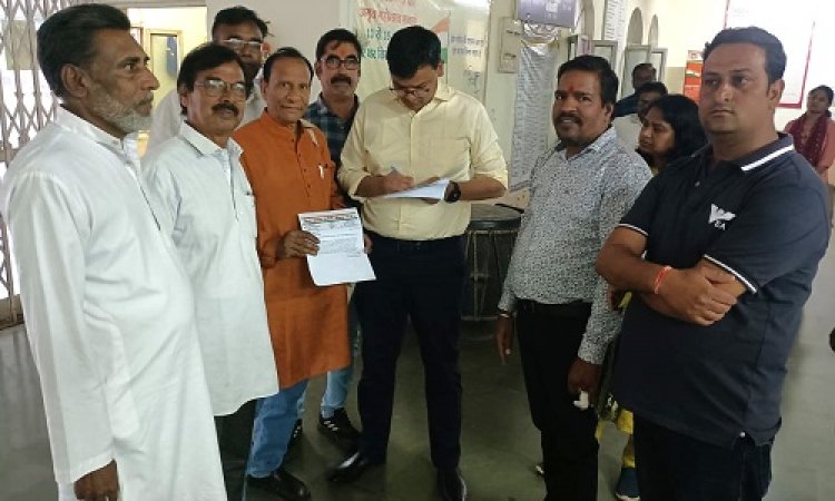 BIG NEWS: रिश्वतखोरी के खिलाफ कांग्रेस का हल्लाबोल, जिला कलेक्टर को सौंपा ज्ञापन, गोपाल चारण को बर्खास्त करने की मांग, मामला जावद जनपद कार्यालय से जुड़ा, पढ़े खबर