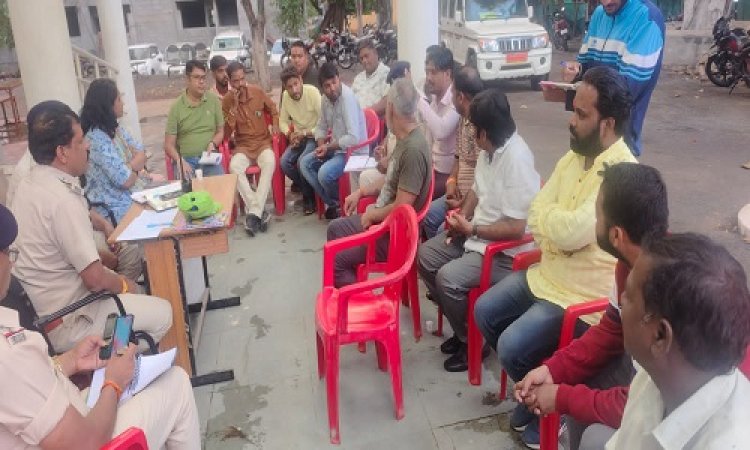 NEWS: केंट थाना परिसर में हाईलेवल बैठक, अधिकारी और समाजजन हुए रूबरू, हनुमान व महावीर जयंती पर चर्चा, दिए ये निर्देश, पढ़े खबर