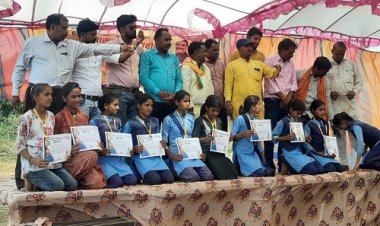 NEWS: सांसद खेल महोत्सव, डीकेन में स्कूली छात्र-छात्राओं मे दिखा उत्साह, विजेताओं को किया सम्मानित, पढ़े खबर