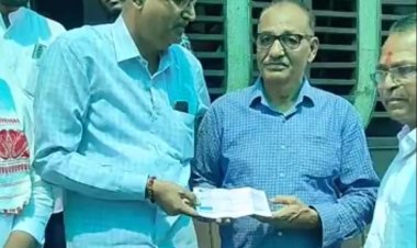 NEWS : दलोदा में बीते दिनों तीन मंजिला शोरूम में हुई आगजनी की घटना, विधायक ने दी 1 लाख रूपए की आर्थिक सहायता, पढ़े खबर