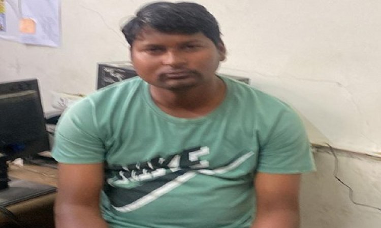 BIG BREAKING: केस में झूठा फंसाने का दबाव, और लेन-देन की बात, रिश्वतखोर आरक्षक पर लोकायुक्त का शिकंजा, हजारों रूपए लेते रंगे हाथों पकड़ा, मामला- उज्जैन शहर का, पढ़े खबर