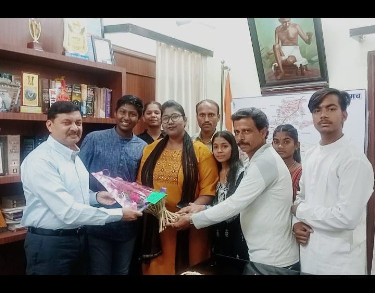 NEWS : नवागत कलेक्टर दिनेश जैन ने संभाला पदभार, नीमच छात्र संघ ने किया स्वागत, पुष्पगुच्छ किया भेंट, पढ़े खबर