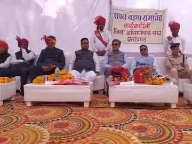 NEWS : अभिभाषक संघ के नवनिर्वाचित कार्यकारिणी का शपथ ग्रहण समारोह आयोजित, हाईकोर्ट जज ने दिलाई शपथ, पढ़े खबर