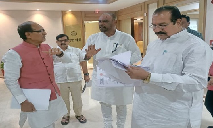 NEWS: CM शिवराज से विधायक परिहार ने की मुलाकात, इन घोषणाओं के संबंध में की चर्चा, मनासा विधायक मारु भी रहे मौजूद, पढ़े खबर