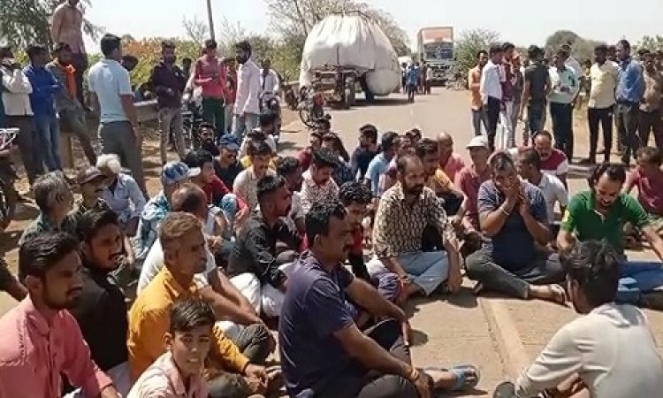 BIG BREAKING: सड़क हादसे में युवक की मौत, तो परिजनों-ग्रामीणों में आक्रोश, नीमच जिले के इस मार्ग पर किया चक्काजाम, पुलिस सहित अधिकारी मौके पर, की ये मांग, पढ़े ये खबर