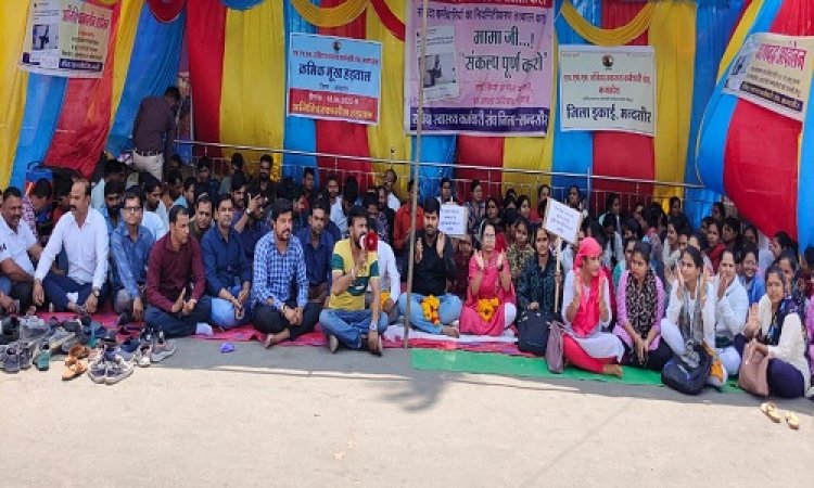 NEWS: मंदसौर में संविदा स्वास्थ्य कर्मचारियों का धरना, पहले दिन की क्रमिक भूख हड़ताल, सरकार से ये मांगे, पढ़े खबर