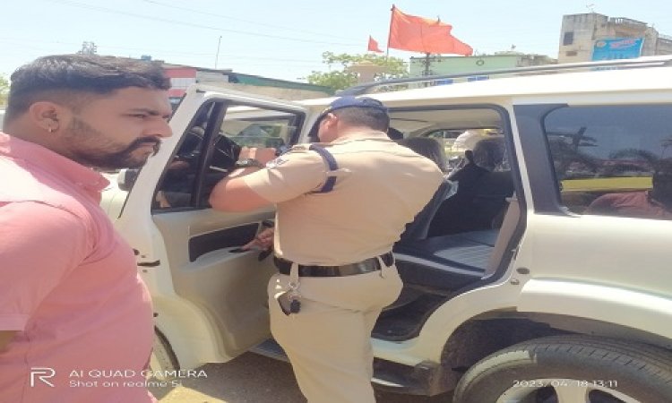 BIG NEWS: शहर में तैनात यातायात पुलिस, जब पड़ी काले कांच वाली स्कार्पियो पर नजर, तो की ये बड़ी कार्यवाही, फिर नियम तोड़ने वालो के खिलाफ भी लिया एक्शन, पढ़े खबर
