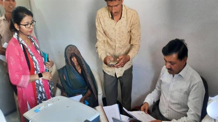 NEWS: जिला कलेक्टर दिनेश जैन पहुंचे ग्राम थड़ोद, पंजीयन केंद्र का किया निरिक्षण, अधिकारीयों से ली अहम जानकारियां, पढ़े खबर