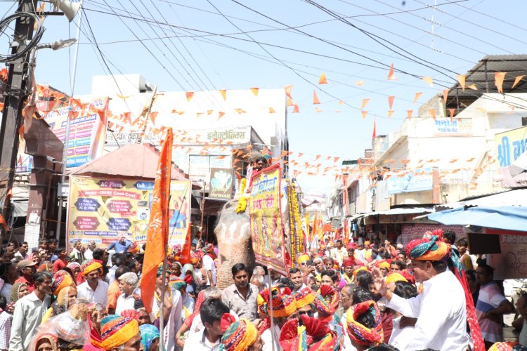 NEWS: सहकारिता मंत्री आंजना की उपस्थिति में कांग्रसजनों ने भगवान चारभुजा नाथ के विवाह प्रसंग पर निकाली बिन्दोली किया स्वागत अभिनंदन, पढ़े खबर