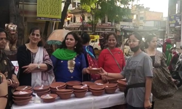 WOW ! भीषण गर्मी की शुरुवात, सिंधु सेना महिला संघठन की पहल, बेजुबान पक्षियों के लिए उठाया बड़ा कदम, आमजन को वितरित की ये बेशकीमती वस्तु, पढ़े खबर