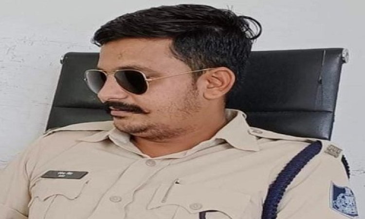 BIG BREAKING: पुलिस का लोगों लगा वाहन, और नंबर प्लेट भी फर्जी, खाकी ने रोका, तो जेक-जरिये से छुड़वाने की कोशिश, अब SP ने लिया बड़ा एक्शन, आरक्षक देवेन्द्र सिंह निलंबित, क्या है मामला...! पढ़े ये खबर