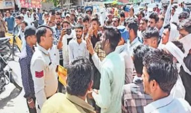NEWS : मंदसौर मंडी में बवाल, किसानों ने जड़े गेट पर ताले, महू-नीमच हाईवे पर चक्काजाम, प्रदर्शन शुरू, किस बात पर पनपा आक्रोश, पढ़े ये खबर