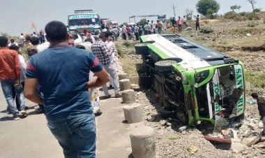BIG BREAKING : CM शिवराज की सभा, और मंदसौर में रौंगटे खड़े कर देने वाला हादसा, यात्रियों से भरी बस पलटी, कई लोग घायल, मौके पर अफरा-तफरी का माहौल, पढ़े ये खबर