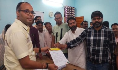 OMG ! हाथ में दस्तावेज-रजिस्टर, और घर-घर इन लोगों की दस्तक, खंगाल रहें नाम-पता, आप भी हो जाएं सावधान...! BJP ने मारी एंट्री, तो SDM तक पहुंची शिकायत, क्या है मामला, पढ़े ये खबर