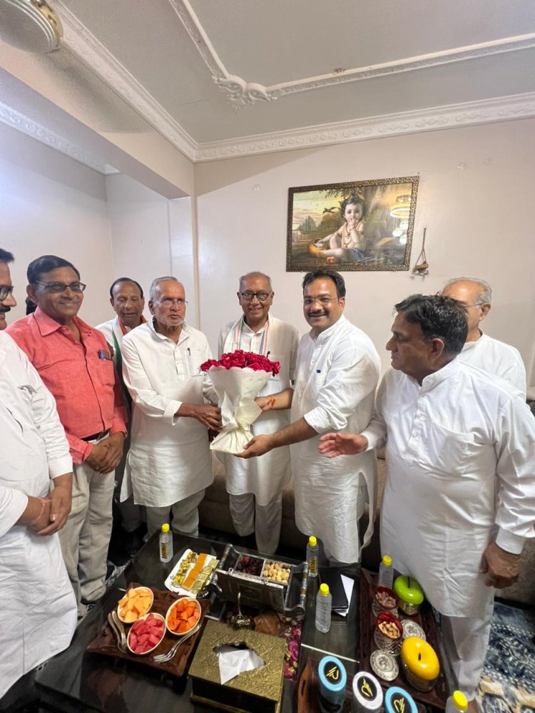 NEWS : पूर्व सीएम दिग्विजय सिंह का कांग्रेस नेता तरूण बाहेती के निवास पर हुआ जोरदार स्वागत, बाहेती को दिया आशीर्वाद,राजनीतिक व सामाजिक गतिविधियों की करी सराहना, पढ़े खबर