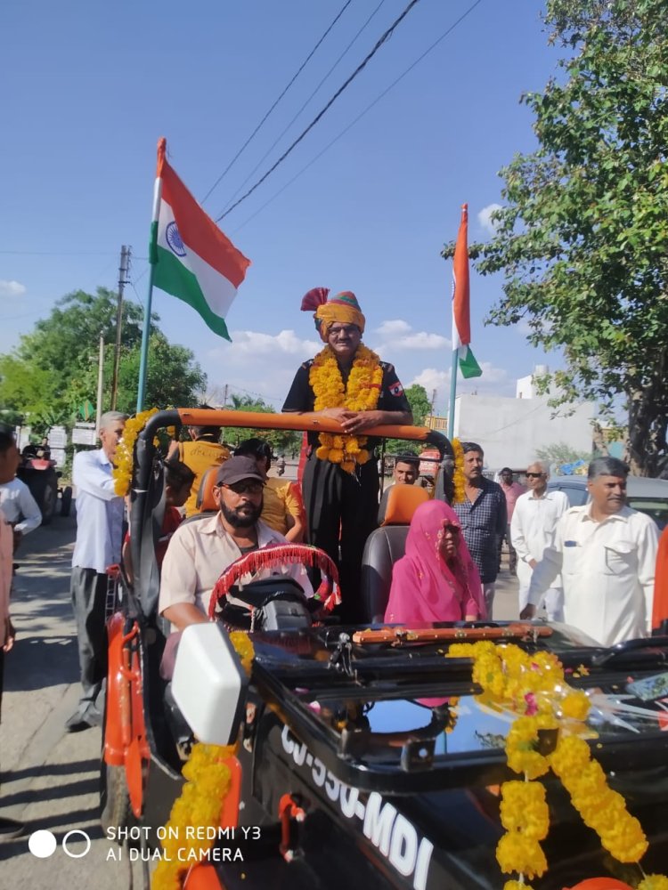 NEWS : सेना में 30 साल नौकरी पूरी कर घर लोटे फौजी का पुष्प हार से पुरे नगर मे हुआ स्वागत, गूंजे देशभक्ति के तराने, पढ़े खबर