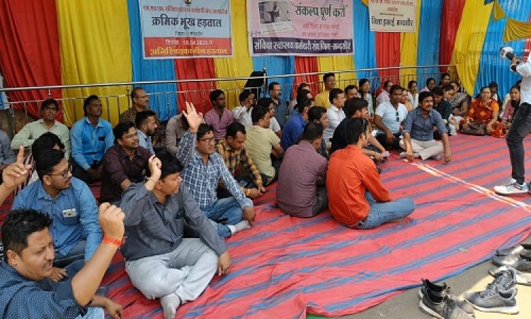 NEWS: मंदसौर में संविदा कर्मचारियों की हड़ताल का 16 वां की, सरकार के खिलाफ प्रदर्शन जारी, पढ़े ये खबर