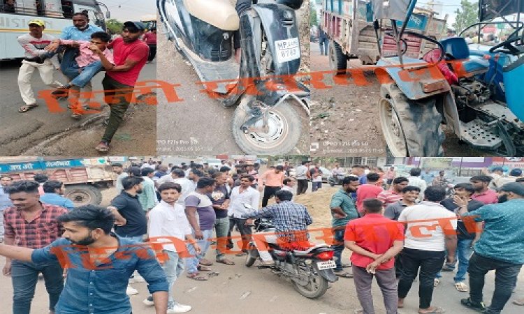 BIG BREAKING: नीमच में रौंगटे खड़े कर देने वाला हादसा, रोड़ पर दौड़ती ट्रैक्टर-ट्रॉली पलटी, तो पास से गुजर रही स्कूटी नीचे दबी, बाल-बाल बचे तीन युवक, मची अफरा-तफरी, देखने वालों के छूटे पसीने, घटना इस चौराहे की, पढ़े ये खबर