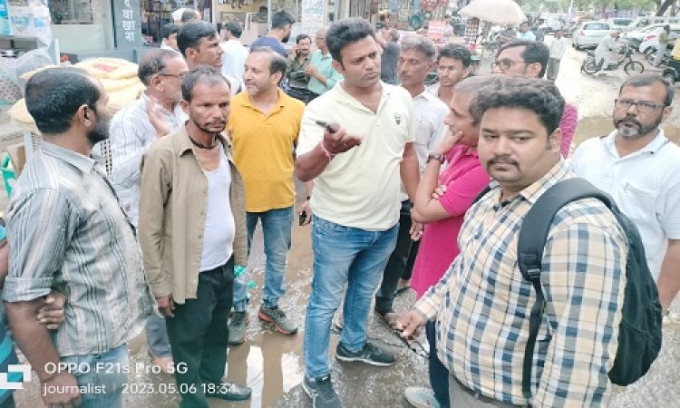 BIG NEWS: नीमच के बीच बाजार में बिगड़ी पार्किंग व्यवस्था, यातायात पुलिस ने बनाया इनका चालान, तो दुकानदारों में पनपा आक्रोश, फिर ये पहुंचे मौके पर, क्या है पूरा मामला...! पढ़े ये खबर