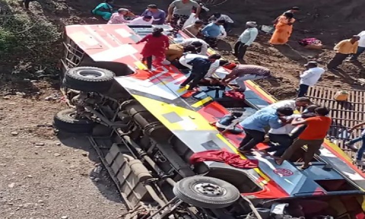 BIG BREAKING: MP में यहां मौत का तांडव, नदी में गिरी यात्री बस, तीन मासूमों सहित 15 की जान गई, मौके पर मची चीख-पुकार, रेस्क्यू अब भी जारी, पढ़े ये खबर