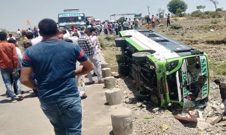 BIG BREAKING : CM शिवराज की सभा, और मंदसौर में रौंगटे खड़े कर देने वाला हादसा, यात्रियों से भरी बस पलटी, कई लोग घायल, मौके पर अफरा-तफरी का माहौल, पढ़े ये खबर