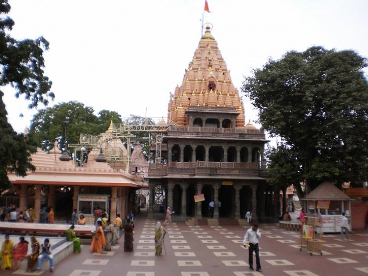 NEWS : महाकाल मंदिर में दर्शन के नाम पर लूट, तीन भक्तों को लिया झांसे में, ली दौगनी राशि, पढ़े ये खबर