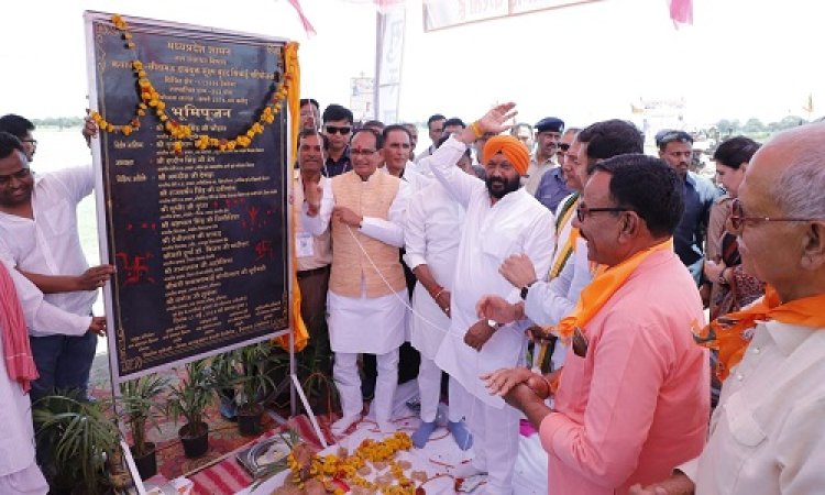 BIG NEWS: विधानसभा चुनाव से पहले CM शिवराज की मंदसौर जिले को सौगात, की चंबल नदी की पूजा-अर्चना, ओढ़ाई चुनरी, फिर करोड़ों की योजनाओं का किया भूमिपूजन, पढ़े ये खबर