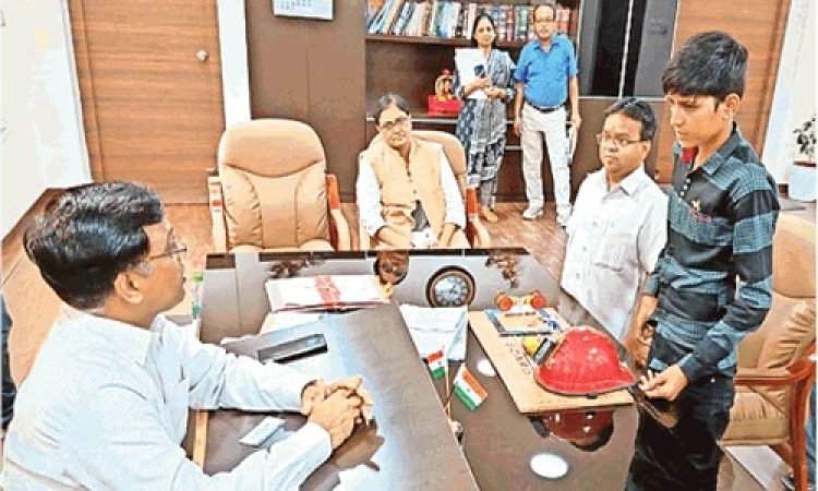 WOW ! छात्र का अनूठा प्रयास, बिना हेलमेट पहने नहीं चलेगी बाइक, तैयार किया ये डिवाइस, कलेक्टर को दिखाया प्रोजेक्ट, तो कहीं ये बड़ी बात, ऐसे मिली सिख...! पढ़े ये खबर