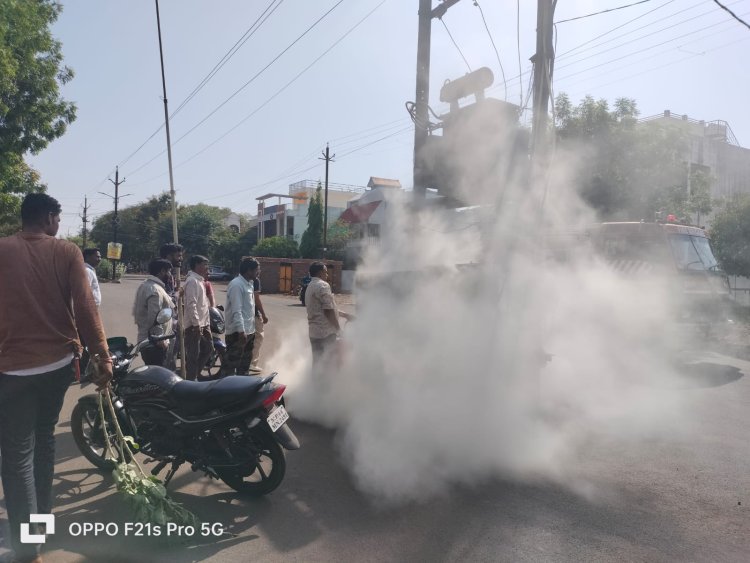 BIG BREAKING: नीमच के मुख्य मार्ग पर हादसा, विद्युत डीपी से निकली आग की लपटे, तो मची अफरा-तफरी, फिर ये कर्मचारी पहुंचे मौके पर, कैसे हुई घटना...! पढ़े खबर