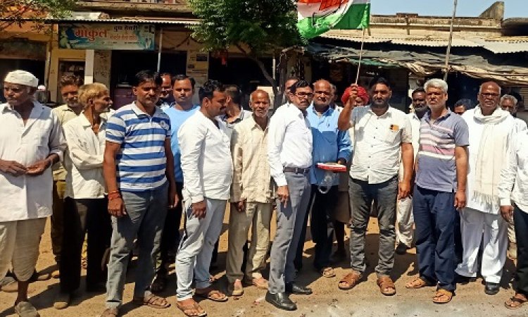 NEWS: इस राज्य में बनी कांग्रेस की सरकार, तो ग्राम चीताखेड़ा में कार्यकर्ताओं ने मनाया जश्न, इस तरह किया खुशी का इजहार, पढ़े ये खबर