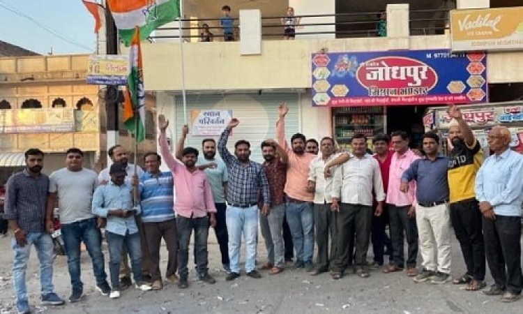 NEWS: कर्नाटक में जीत, तो नीमच जिले में जश्न, कांग्रेस कार्यकर्ताओं ने की आतिशबाजी, बांटी मिठाइयां, पढ़े खबर