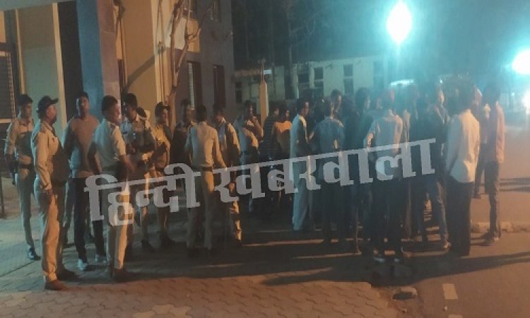 BIG BREAKING: बच्चे की मौत पर भड़के ग्रामीण, नीमच जिला अस्पताल में तनातनी का माहौल, लोगों की भीड़, बघाना सहित कैंट और सिटी पुलिस बल मौके पर, पढ़े ये खबर